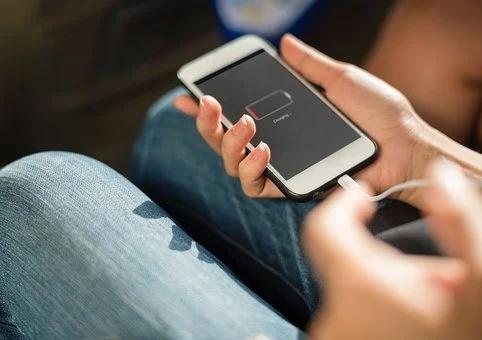 睡覺時，手機(jī)不能放床頭？電量低、充電時，輻射大？這些答案得弄清楚……
