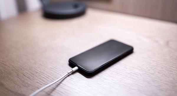 手機整夜充電可行嗎？有啥注意事項？這幾點要掌握