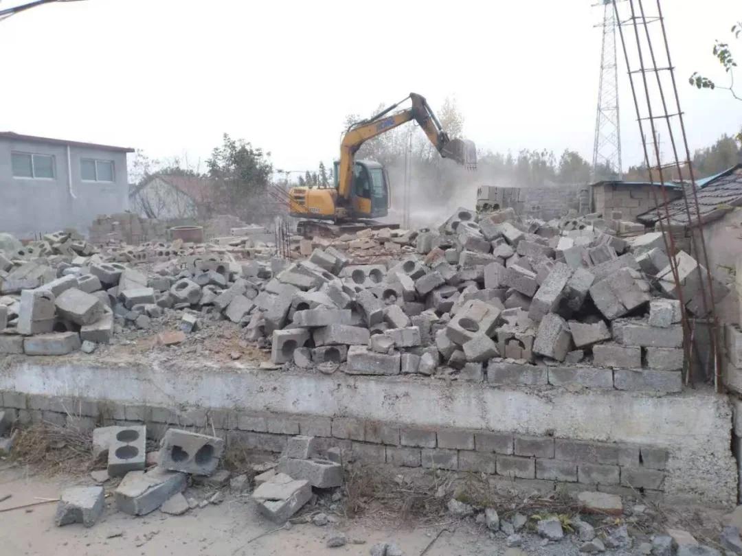 臨沂又一批違法建設(shè)被依法拆除，挖掘機(jī)都用上了