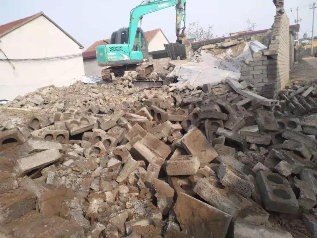臨沂又一批違法建設(shè)被依法拆除，挖掘機(jī)都用上了