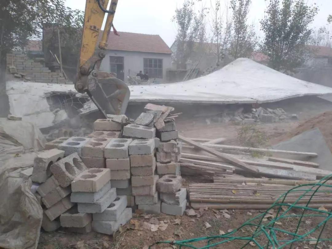 臨沂又一批違法建設(shè)被依法拆除，挖掘機(jī)都用上了