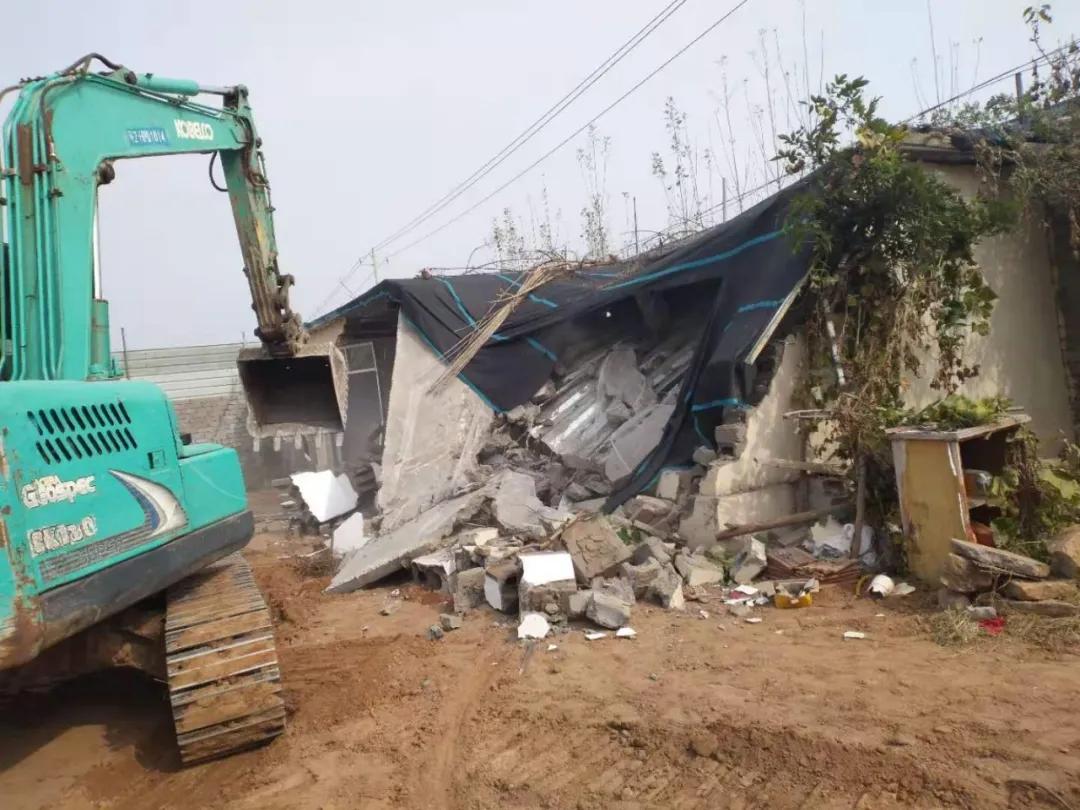 臨沂又一批違法建設(shè)被依法拆除，挖掘機(jī)都用上了