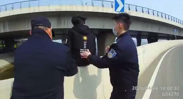 臨沂沂河橋現(xiàn)驚險(xiǎn)一幕！男子沖動(dòng)欲跳河輕生！