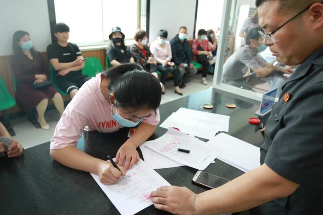 強(qiáng)制執(zhí)行！臨沂某公司欠58名農(nóng)民工29萬元被追回