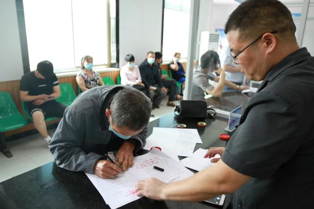 強(qiáng)制執(zhí)行！臨沂某公司欠58名農(nóng)民工29萬元被追回
