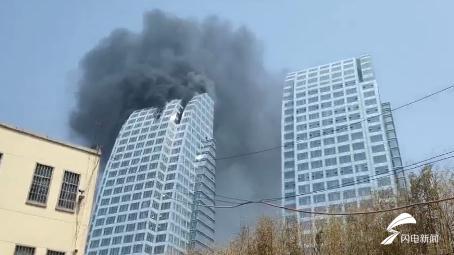 突發(fā)！臨沂羅莊一建筑樓頂著火 現(xiàn)場(chǎng)黑煙滾滾！消防發(fā)布警情通報(bào)