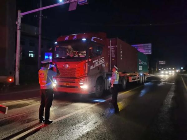 異地用警，交叉執(zhí)法！臨沂公安交警重拳整治貨運(yùn)車輛交通違法