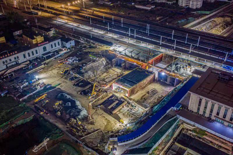下穿兗石鐵路立交橋頂進(jìn)完成，臨沂市沂蒙路南北貫通
