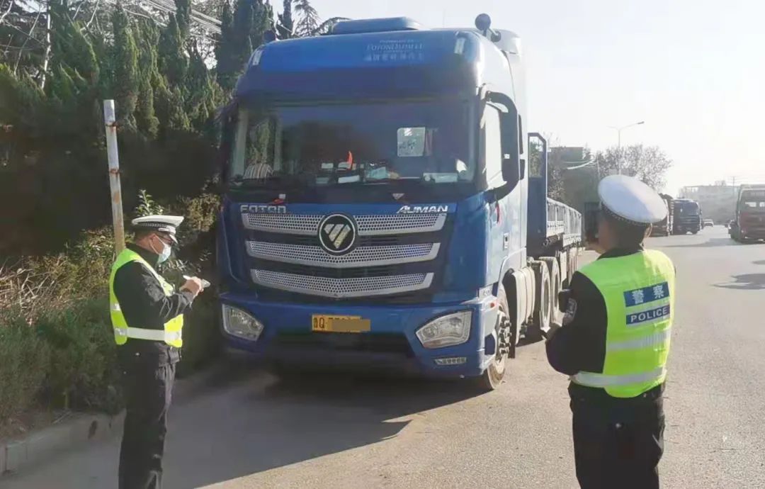 重拳出擊，整治大貨車交通違法“頑疾”！