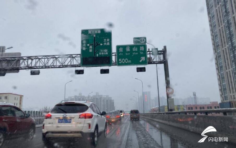 雨雪天氣來襲！臨沂交警提醒市民積雪路段請(qǐng)減慢車速