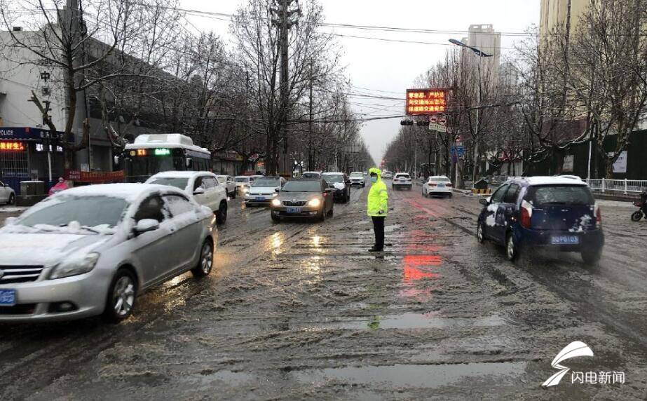 雨雪天氣來襲！臨沂交警提醒市民積雪路段請(qǐng)減慢車速