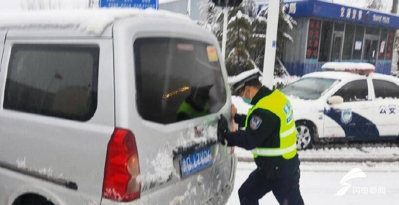 雨雪天氣來襲！臨沂交警提醒市民積雪路段請(qǐng)減慢車速