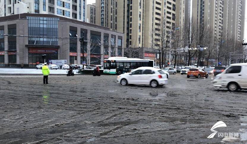 雨雪天氣來襲！臨沂交警提醒市民積雪路段請(qǐng)減慢車速