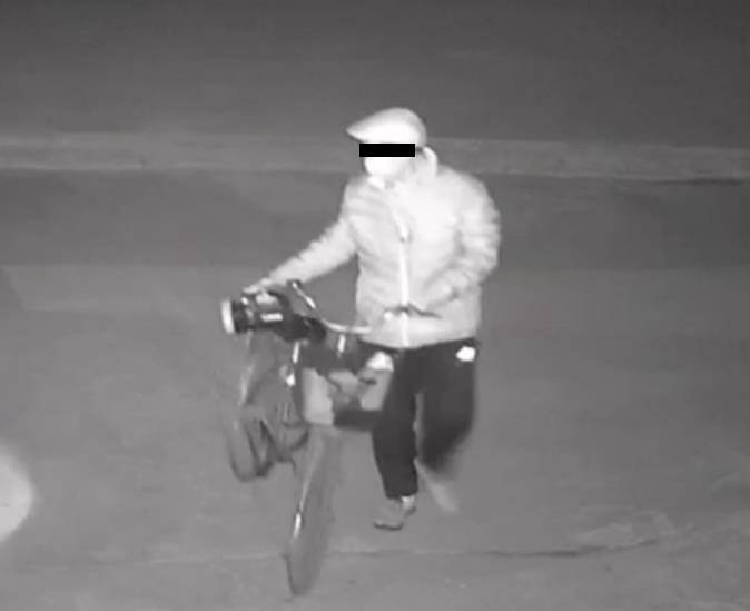 28秒｜抓住了！臨沂河?xùn)|一老漢騎自行車入室盜竊現(xiàn)金6000余元、電動(dòng)車1輛