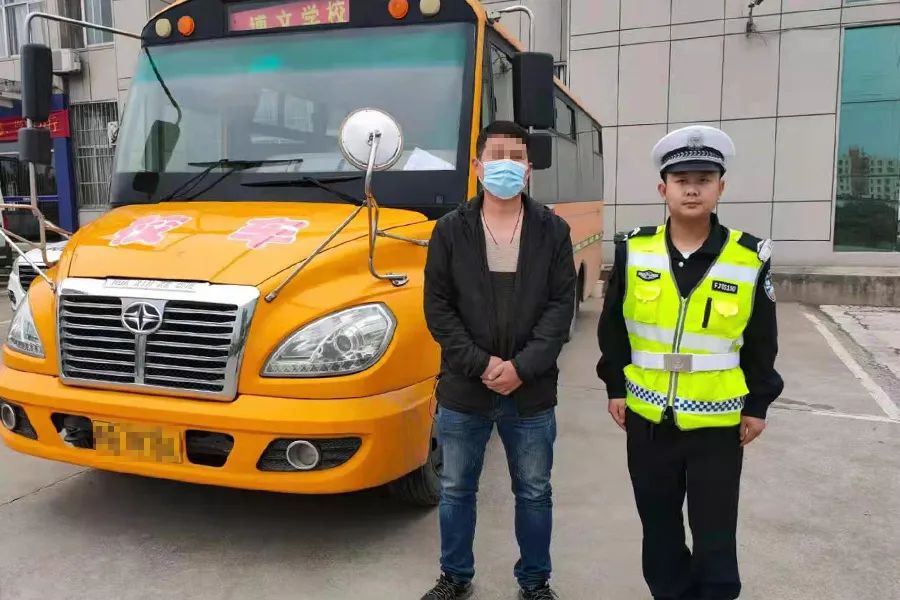 臨沂公安交警嚴(yán)查非法校車！