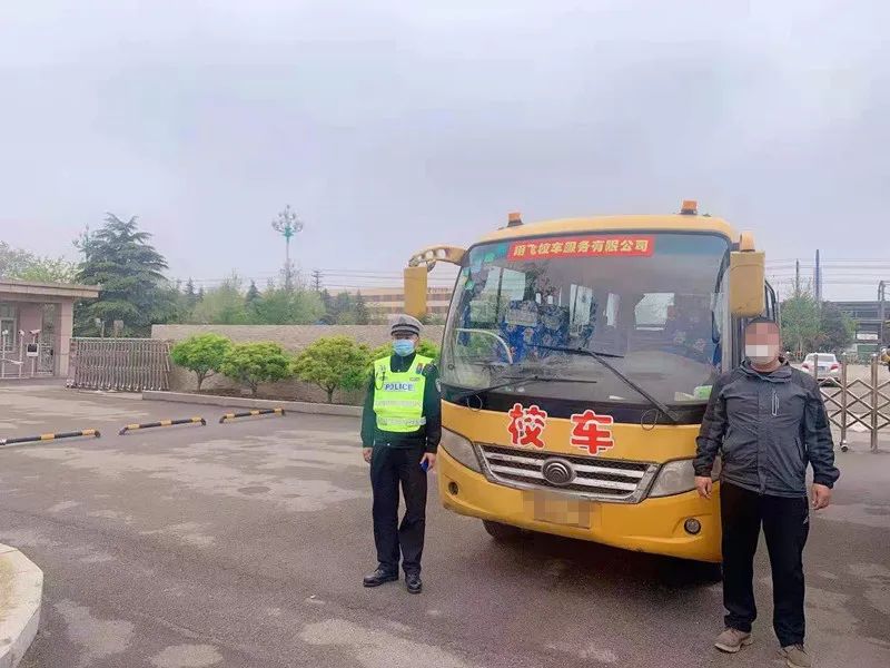 臨沂公安交警嚴(yán)查非法校車！