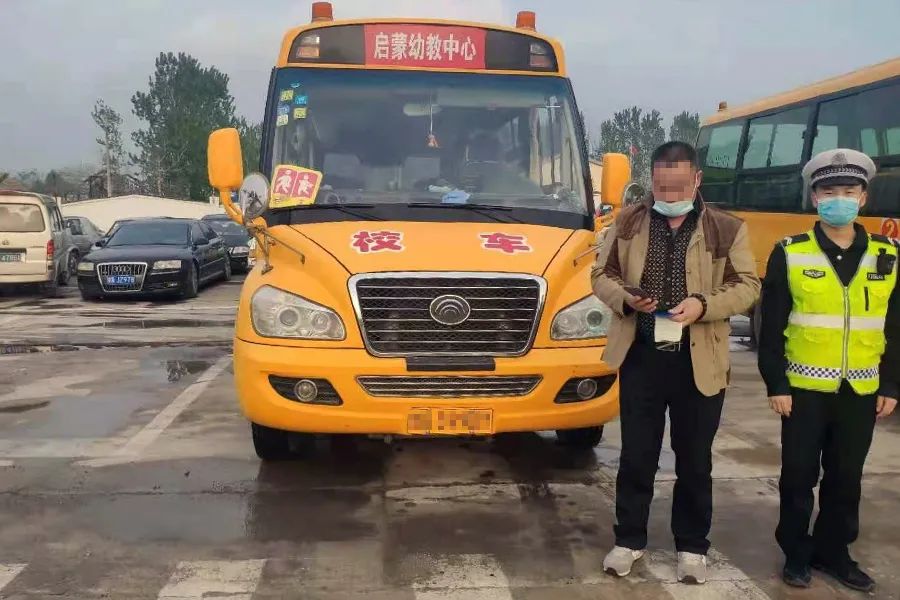 臨沂公安交警嚴(yán)查非法校車！