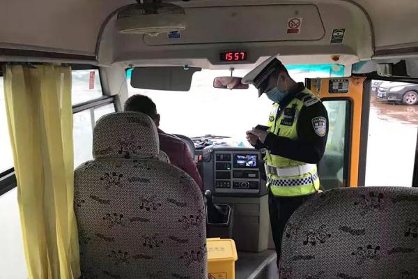 膽真大！臨沂一男子拿了C1駕駛證就敢開校車！