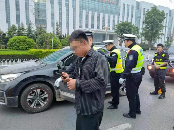 臨沂一司機酒后開車犯迷糊，路上停車睡著了