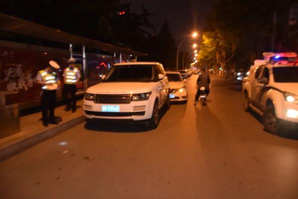 臨沂一輛紅旗牌小轎車(chē)“瘋了”，連環(huán)撞后逃逸……