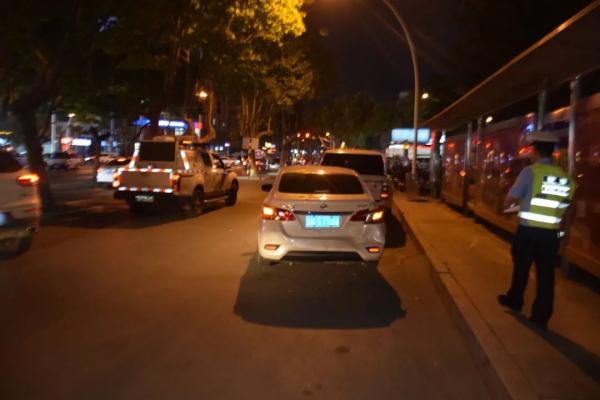 臨沂一輛紅旗牌小轎車(chē)“瘋了”，連環(huán)撞后逃逸……