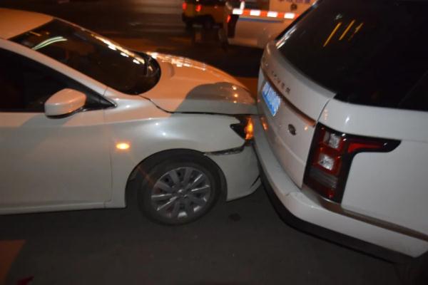 臨沂一輛紅旗牌小轎車(chē)“瘋了”，連環(huán)撞后逃逸……