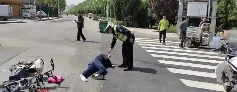 臨沂一轎車與電動車相撞，電動車駕駛員躺地上十分危險