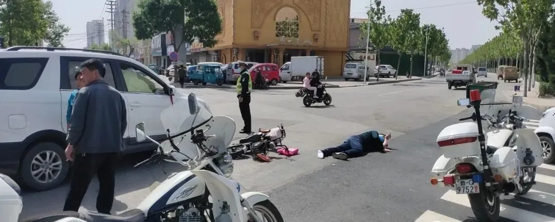 臨沂一轎車與電動車相撞，電動車駕駛員躺地上十分危險