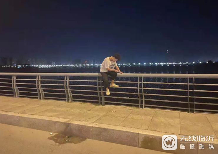 臨沂一男孩稱生活不如意喝了點(diǎn)酒，坐在沂河橋欄桿欲跳河自殺