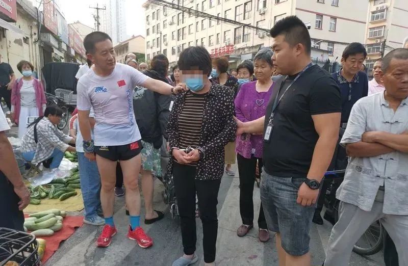 被抓現(xiàn)行！早市女扒手落網(wǎng)