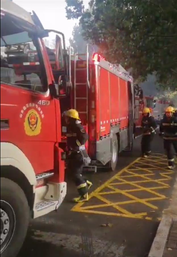 山東臨沂一平房煤氣罐爆炸擊穿屋頂，無人員傷亡