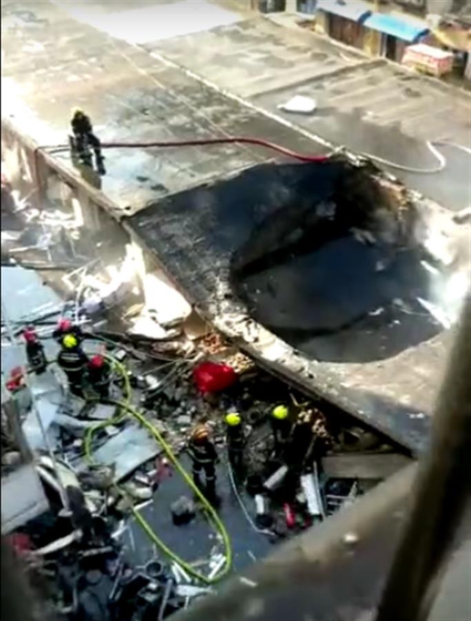 山東臨沂一平房煤氣罐爆炸擊穿屋頂，無人員傷亡