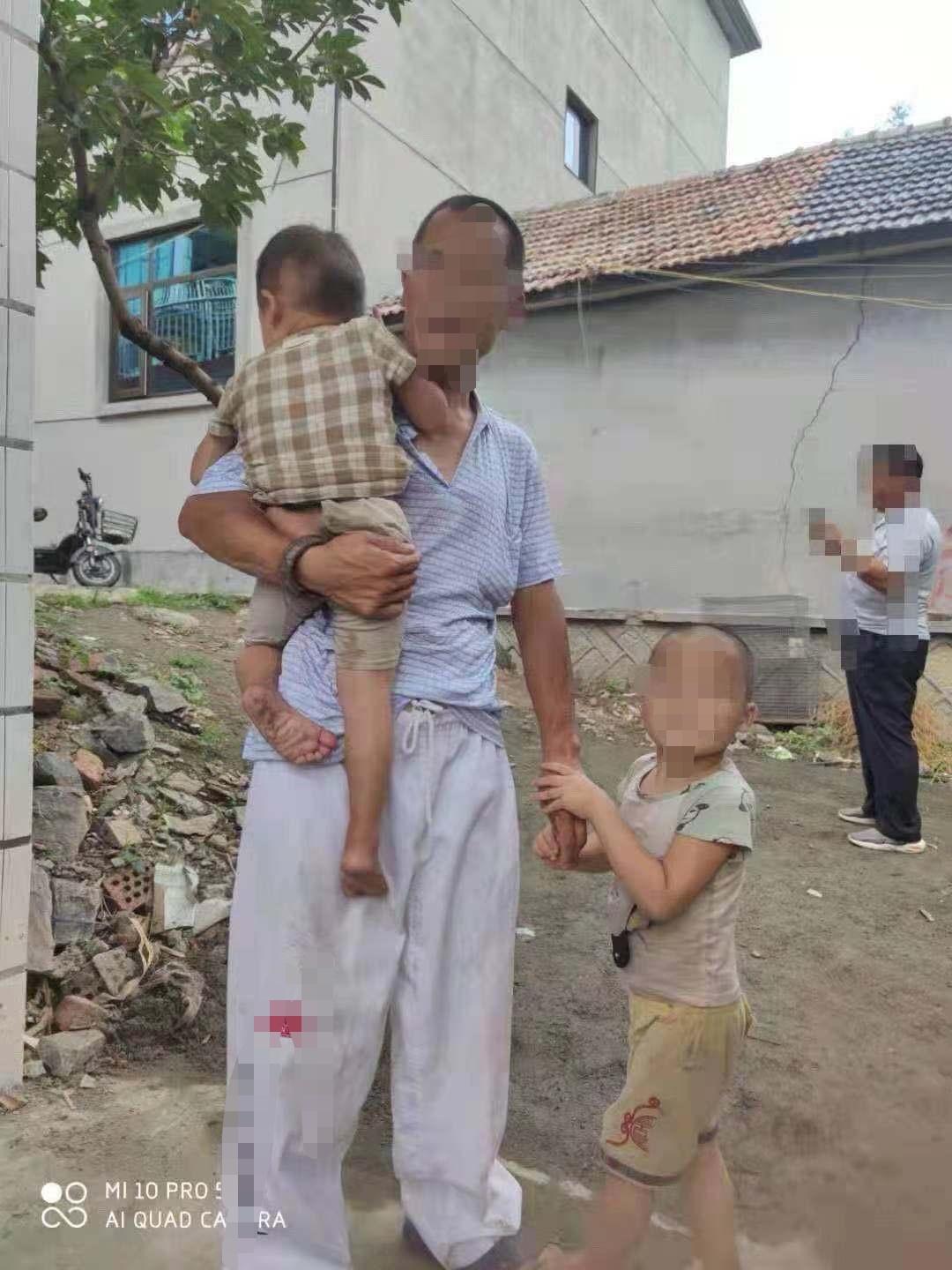 男子與智障女子生9娃引關注，鎮(zhèn)政府：8個孩子已落戶，積極做當事人節(jié)育工作，男子表示不再生