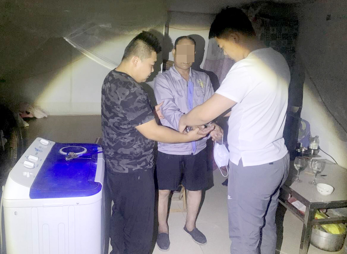 臨沂這個老人真厲害，僅用12秒就偷走一輛三輪車