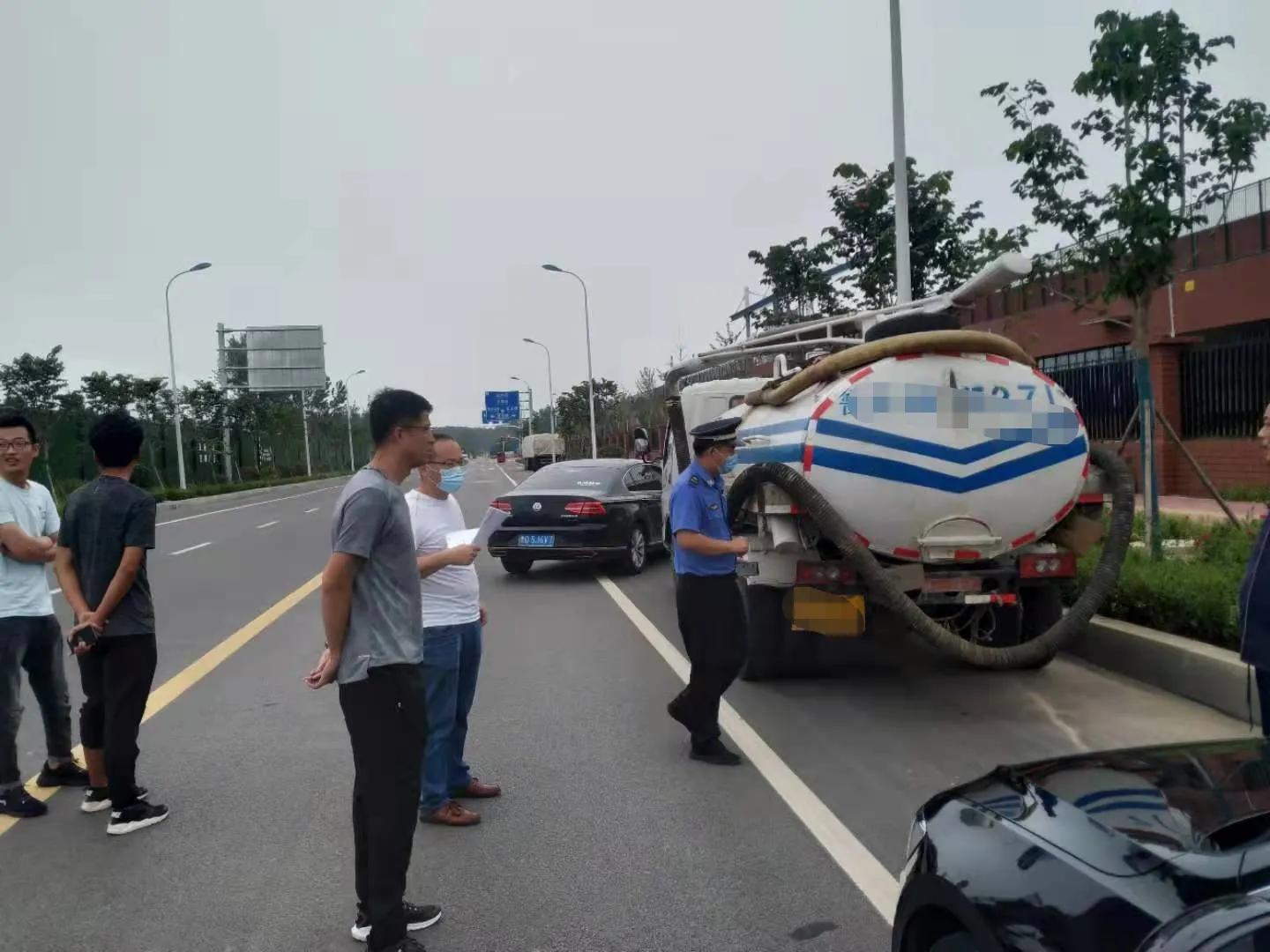 吸糞車偷排糞水進雨水井，城管及時查處