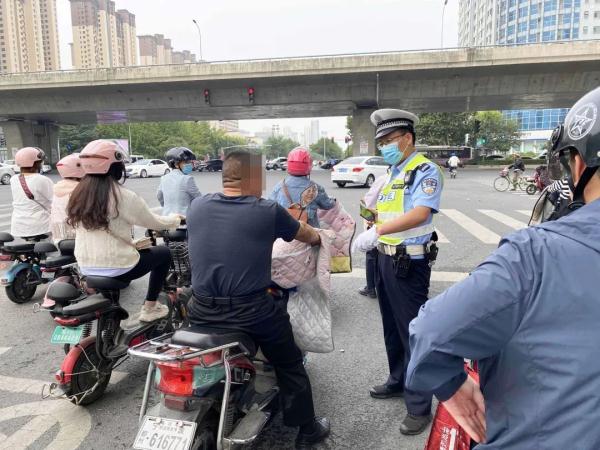 還不戴頭盔？臨沂公安交警“遞進式智慧勸導(dǎo)”，多人已“嘗鮮”