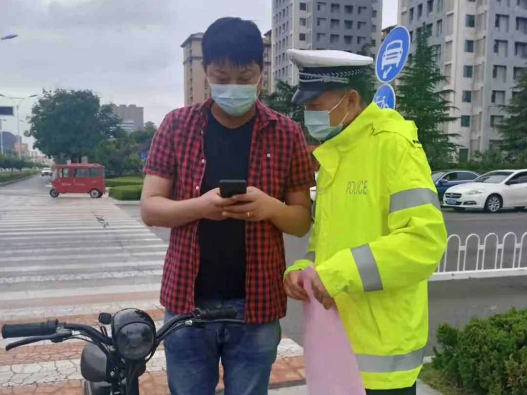 佩戴頭盔，安全出行！