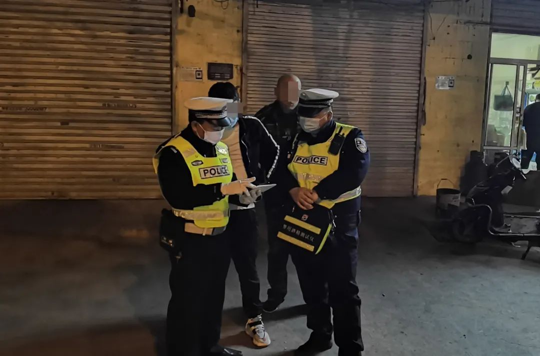 凌晨，臨沂男子飯店聚餐與鄰桌客人吵架，飯后酒駕被對方舉報
