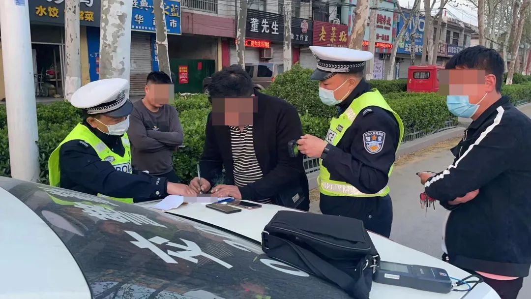 凌晨，臨沂男子飯店聚餐與鄰桌客人吵架，飯后酒駕被對方舉報