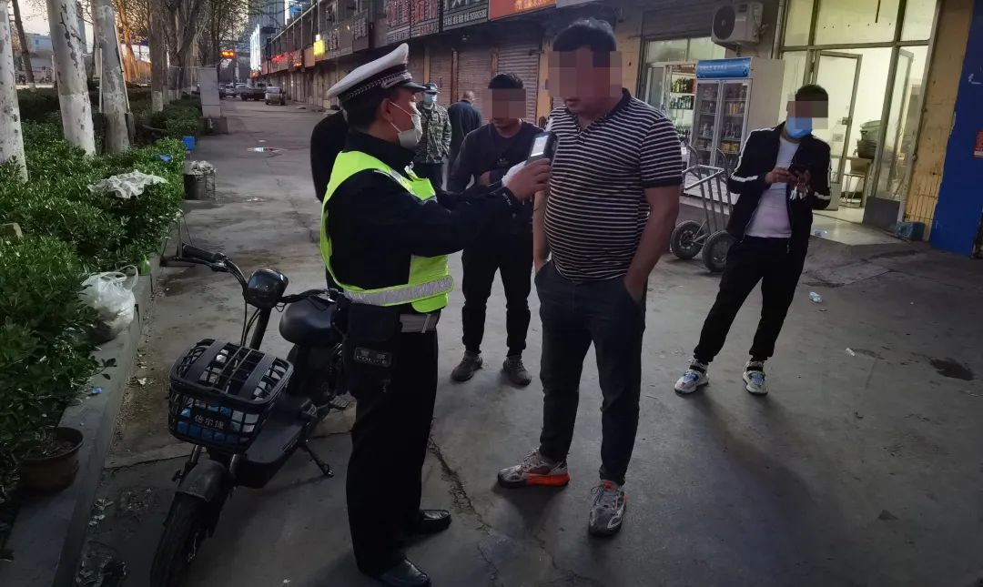 凌晨，臨沂男子飯店聚餐與鄰桌客人吵架，飯后酒駕被對方舉報