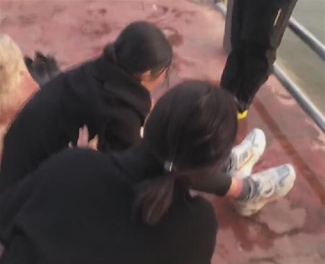 山東臨沂一女子跳河輕生獲救：有人下水拉人，有人脫衣結繩