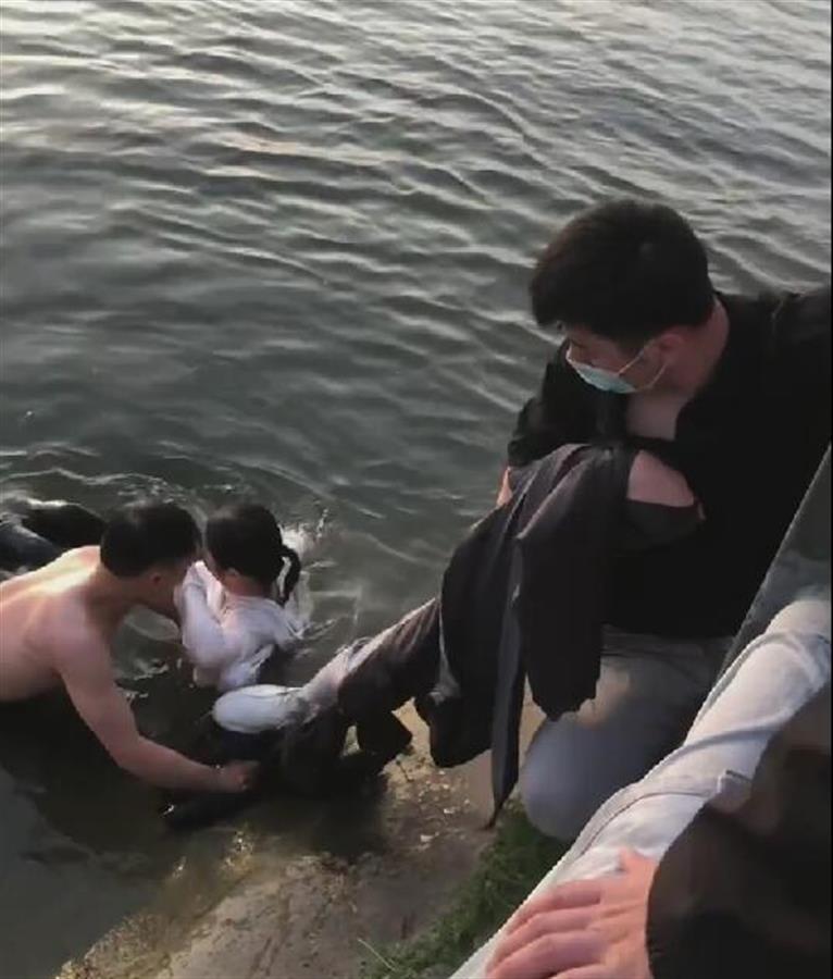 山東臨沂一女子跳河輕生獲救：有人下水拉人，有人脫衣結繩