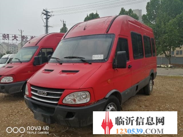 低轉(zhuǎn)依維柯寶迪加長中型10座客車