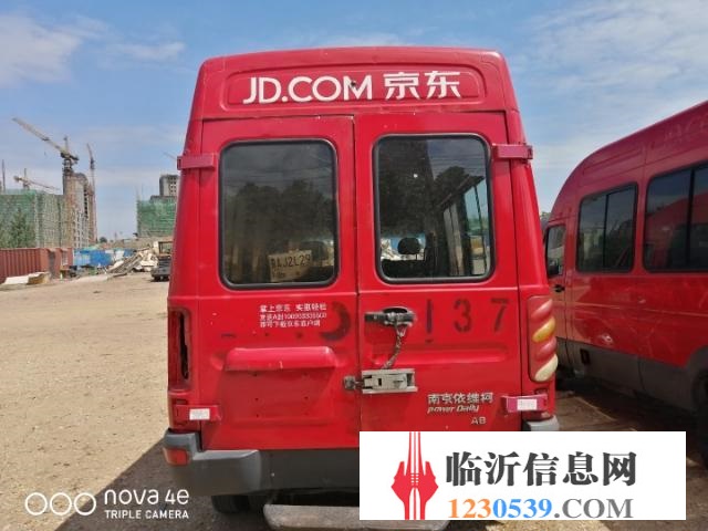 低轉(zhuǎn)依維柯寶迪加長中型10座客車