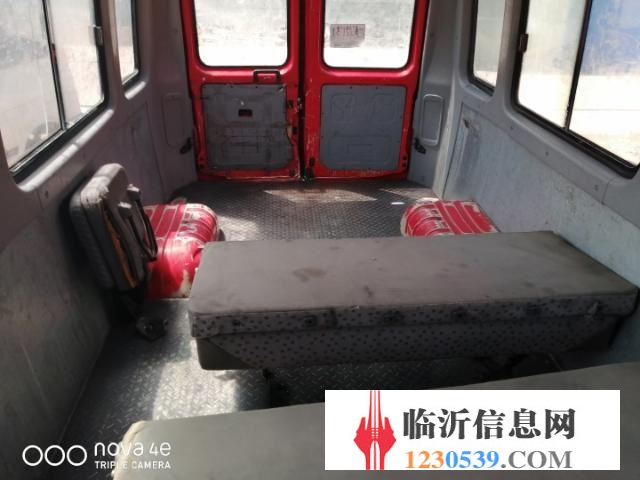 低轉(zhuǎn)依維柯寶迪加長中型10座客車