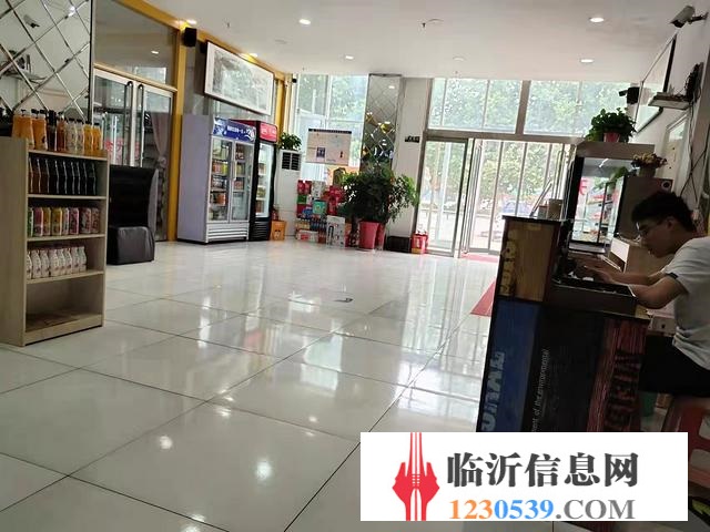 平邑地方鎮(zhèn)中心街 經(jīng)營(yíng)中的麻辣燙