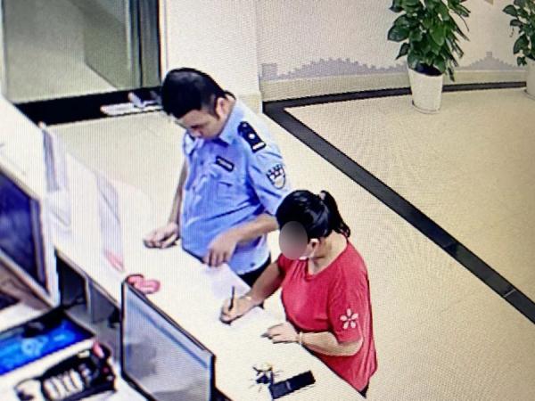穿“警服”亮“警官證”就是警察？小心有詐